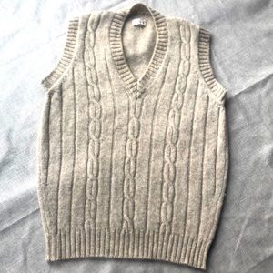 Classic V-neck cable knit sweater vest Shetland wool Unisex